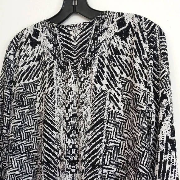 PETER NYGARD black & white cold-shoulder blouse. Button close. Size 6. NWT - Picture 9 of 16